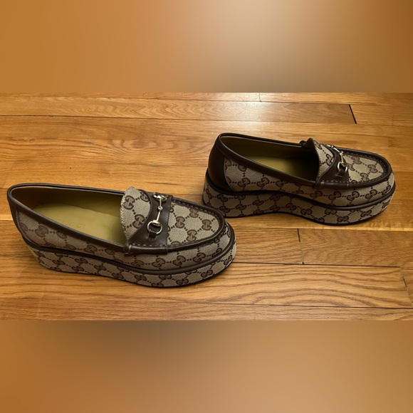 Gucci's signature GG canvas loafers with a platform sole & leather trim. - Picture 8 of 8